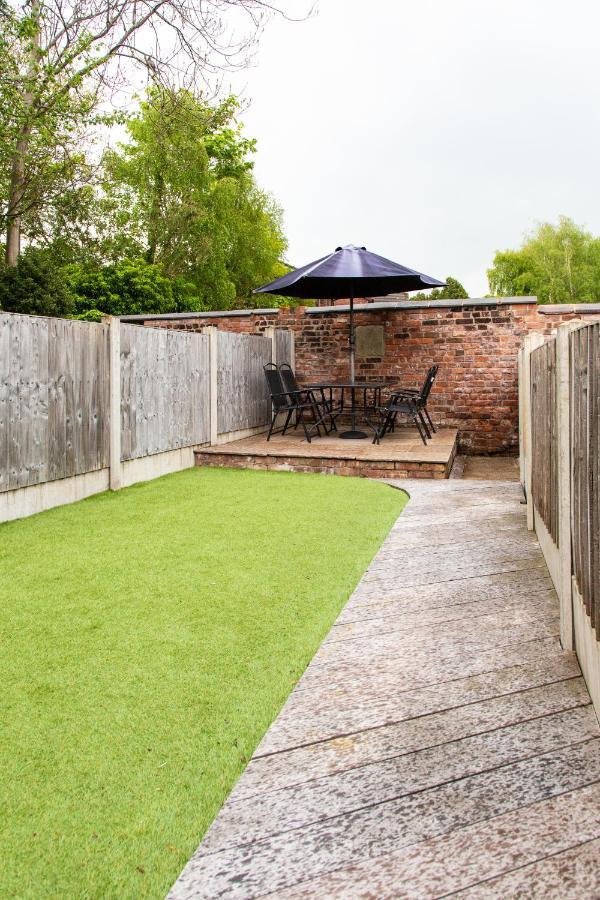 Ferienwohnung The Courtyard Lymm Exterior foto